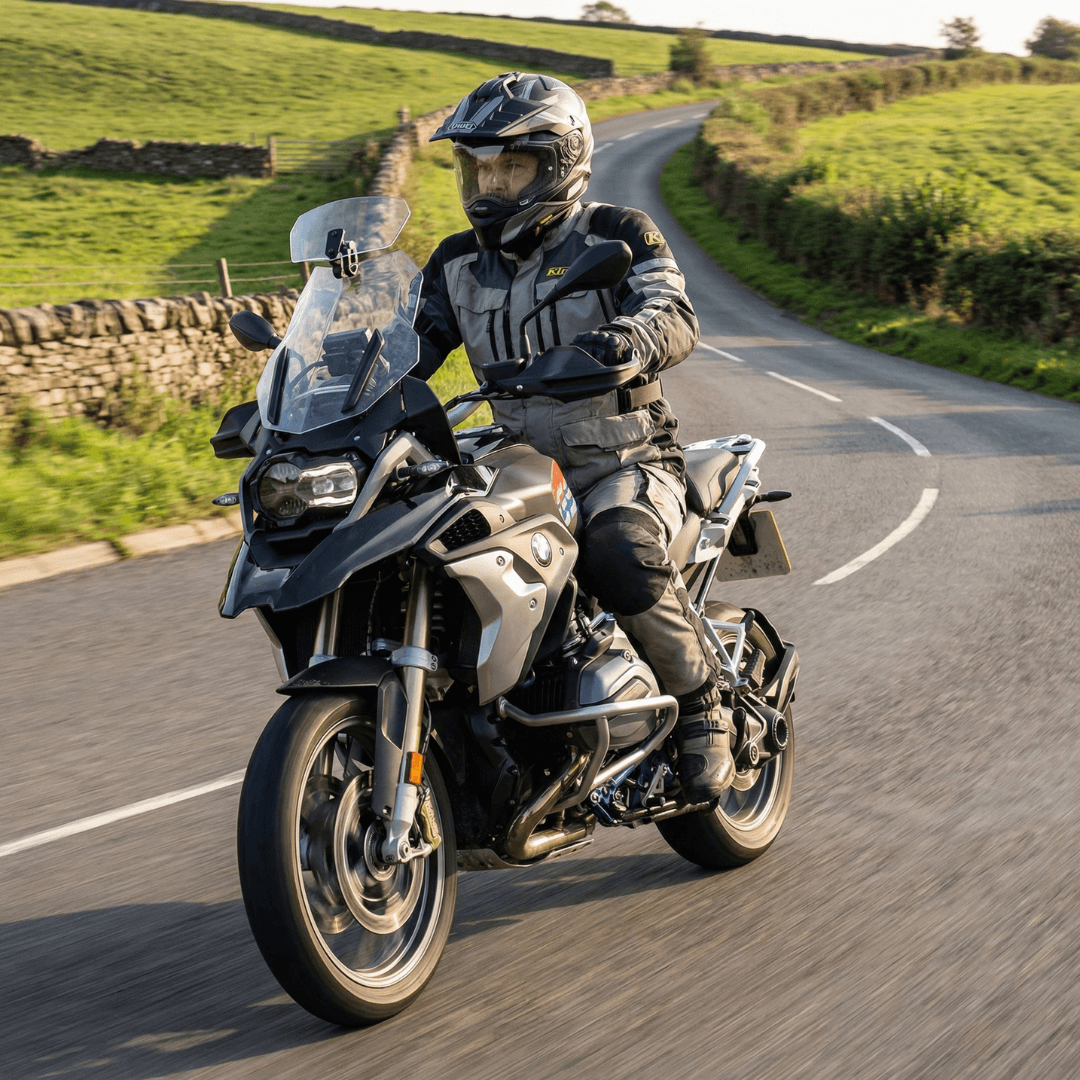 ❄️Summerfresh 50% Off!🏍️Adjustable Motorcycle Wind Deflector – Universal Windscreen Spoiler for Helmet Vibration, Wind Noise & Turbulence